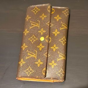 LV vintage wallet repainted looks great, snap needs to be fixed. Offers possible